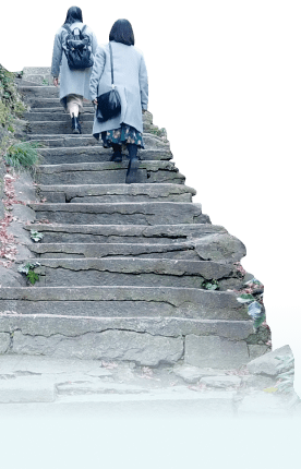 階段を二人の女性が登っている写真